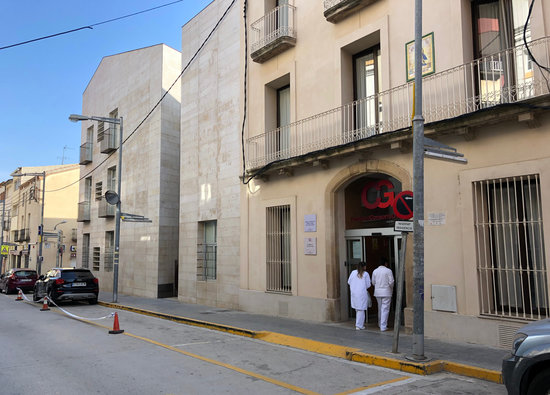 Health professionals entering the Fundació Consorts Guasch care center in Capellades, Anoia (by Violeta Gumà)